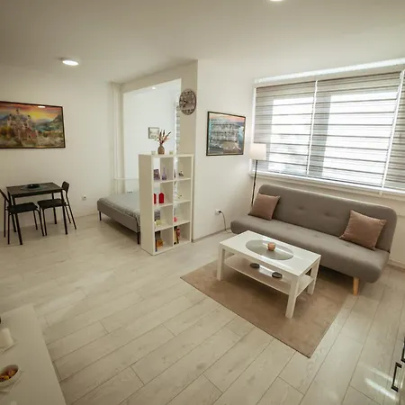 Quince Apartament Bor