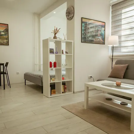 Quince Apartament *